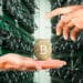 Manos intercambiando BTC con fondo de mineros bitcoin