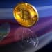 moneda de bitcoin sobre superficie de cristan con bajndera de Costa Rica en el fondo