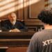 Sam Bankman-Fried de espaldas con logo de FTX en camiseta, ante juez durante juicio