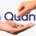 Logo de Quantia junto a manos entregando su token.