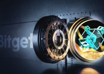 Bóveda de acero con la puerta abierta llena de monedas y el logo de Bitget detrás.