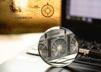 Lupa con mineros y computadora, mapa del caribe de fondo