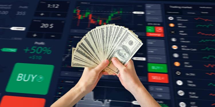 tabla de gráficos de mercados con manos sosteniendo dóalres