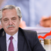Alberto Fernández junto a monedas con flecha roja representando la inflación.