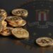 Monedas de bitcoin sobre mesa con logo del FBI