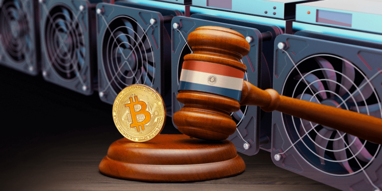 Bitcoin junto a martillo de ley con mineros asic de fondo.