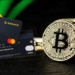 Tarjetas de binance y mastercard junto a bitcoin y bandera de Brasil.