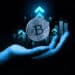 mano con grafico en alza y btc