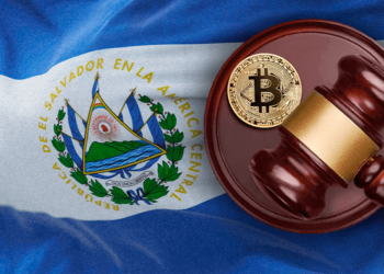 Martillo de ley junto a bitcoin y bandera de El Salvador.
