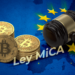 Bitcoin junto a martillo y "Ley MiCA"