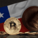 Bitcoin junto a martillo regulador y bandera de Chile.