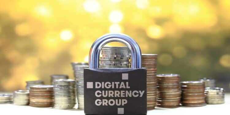 candado con logo de Digital Currency Group en frente de pilas de monedas