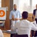 Empresarios en salón aprendiendo sobre BTC