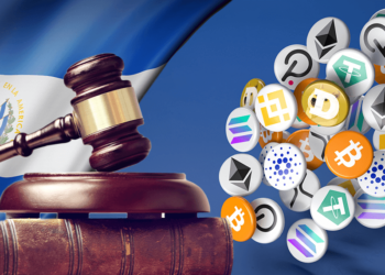 Martillo de ley junto a bandera de El Salvador y criptomonedas.