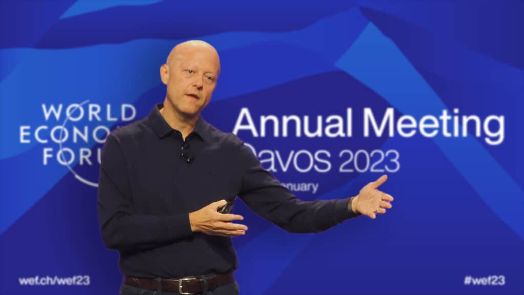 CEO de Circle, Jeremy Allaire, en conferencia con pancarta del Foro Econímico Mundial, conferencia anual Davos 2023 en el fondo