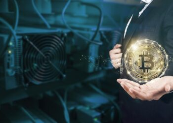 hombre de negocios ofrece moneda de bitcoin dentro de red digital con mineros ASIC en el fondo