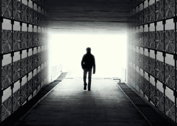 Minero caminando por un túnel de mineros de bitcoin.