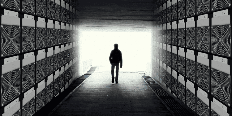 Minero caminando por un túnel de mineros de bitcoin.