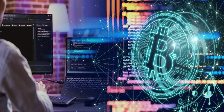 programador trabajando código en computadora con logo de bitcoin digital al lado