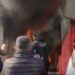 protestantes incendiando sede bancaris junto a bandera de Libano