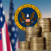 Monedas junto a logo de la SEC y bandera de Estados Unidos.