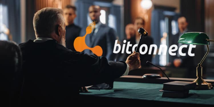 juez dictando sentencia ante sala de juicio y logo de bitcoinnect