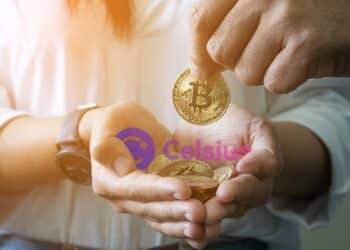 mano colocando monedas de bitcoin en manos juntas con logo de celsius