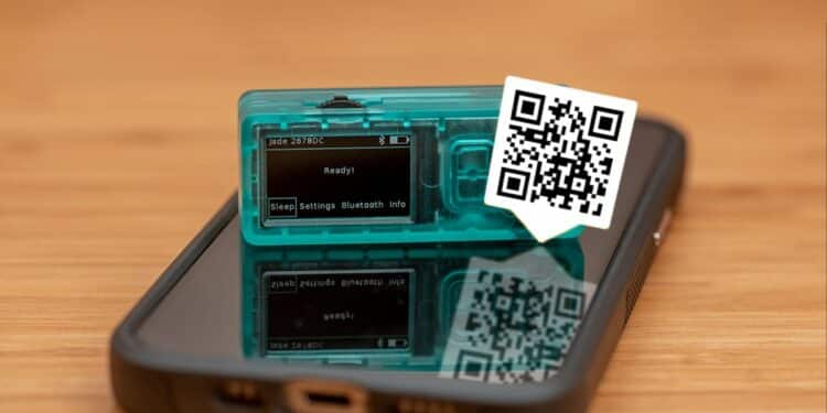 hardware wallet Jade sobre teléfono móvil junto a código QR