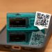 hardware wallet Jade sobre teléfono móvil junto a código QR