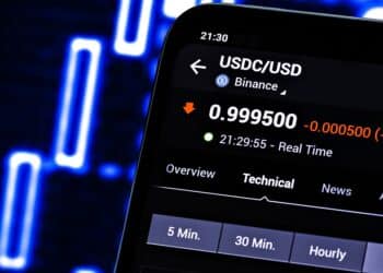 Teléfono celular con monedero de USDC abierto con pérdida de paridad.