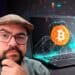 David Battaglia y una computadora con bitcoin.