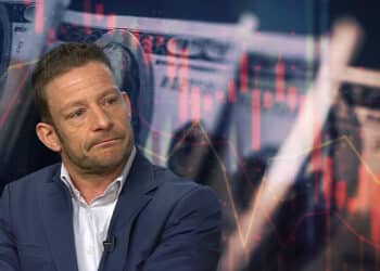 Diego-Giacomini con billetes de dolares y grafico de precio decendente en el fondo