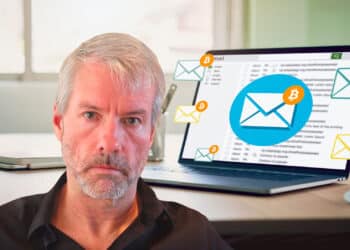Michael Saylor recibiendo bitcoin.