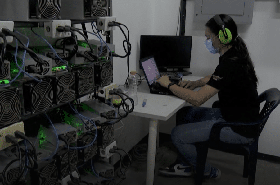 Minero dedicándose a la minería de bitcoin.