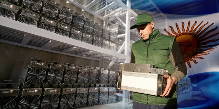 hombre sosteniendo equipo asic para la mienería de bitcoin y criptomonedas junto a estantes llenos de quipos asic con bandera de argentina en el fondo