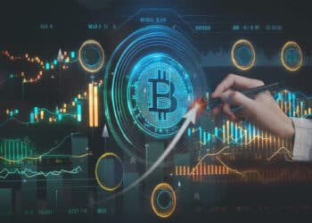 mano señalando flecha en ascenso sobre moneda digital de bitcoin con graficos de precio