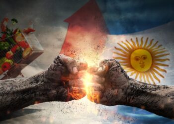 puños chocando en batalla con inflación de alimentos junto a bandera de argentina en el fondo