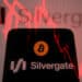 Logo de Silvergate Bank, bitcoin y gráfico decreciente rojo indicando la bancarrota.