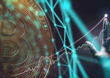 moneda de bitcoin con grafico ascendente alcanzando record señalado por maño y red digital superpuesta