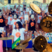 Comunidad de Bitcoin Beach Brasil junto a monedas de bitcoin.