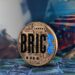 moneda con el logo del grupo Brics sobre billetes de dolares apilados con negocios ocuerriendo en el fondo