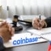 Demanda a Coinbase y bandera de Estados Unidos.