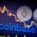 Ethereum y bitcoin con gráfico y logo de Coinbase.
