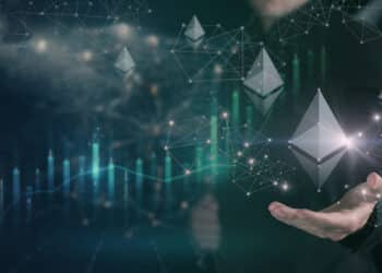 persona presentando logos de ethereum junto a grafico de precio ascendente