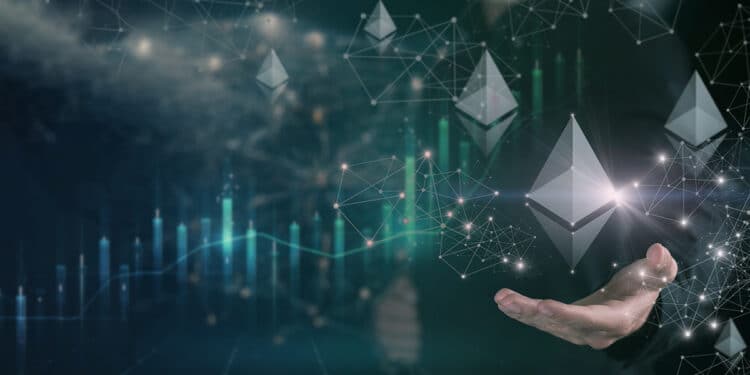 persona presentando logos de ethereum junto a grafico de precio ascendente