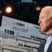 Joe Biden con formularios de impuestos de los estados unidos y mineros asic en el fondo