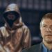 Nick Szabo con imagen de satoshi nakamoto en el fondo