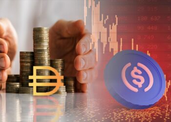 manos protegiendo monedas apiladas con logo de DAI junto a grafico de precio bajista con moneda de USDC al frente
