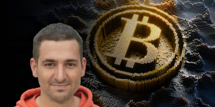 desarrollador Marco Falke con logo de bitcoin en el fondo
