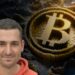 desarrollador Marco Falke con logo de bitcoin en el fondo